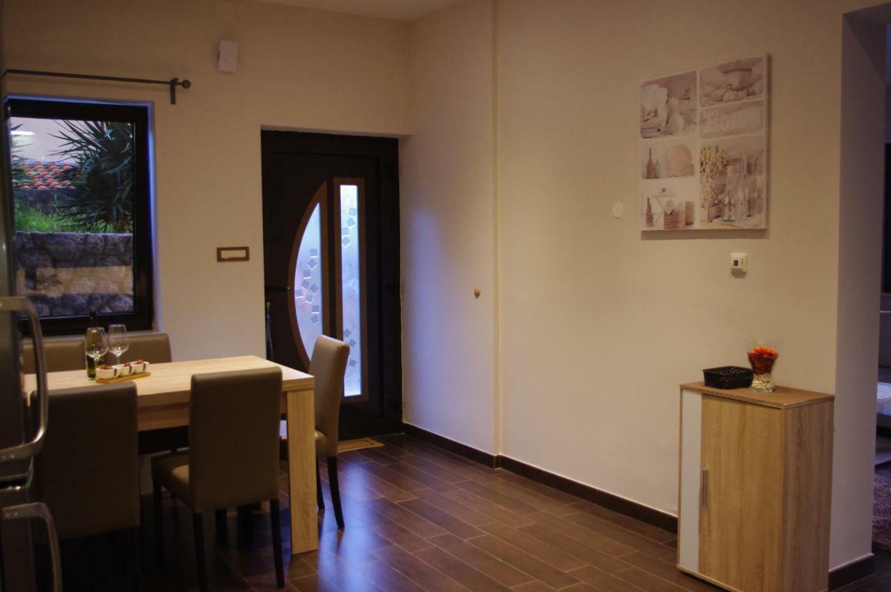 Apartment Verano Njivice Exteriör bild
